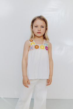 ZARA ТОП ИЗ РЕЛЬЕФНОЙ ТКАНИ С КРУЖЕВОМ КРОШЕ, ЖЕЛТОВАТО-БЕЛЫЙ