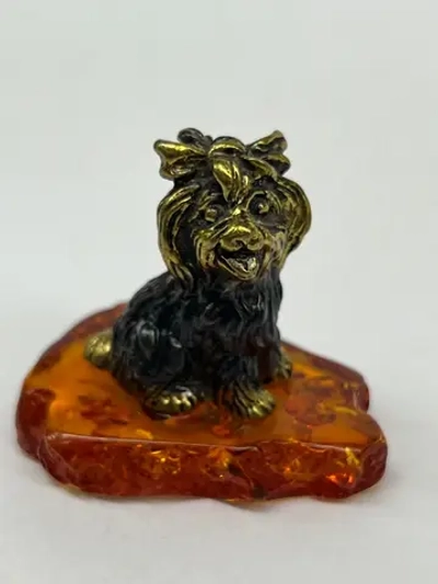 Бронзовая статуэтка на янтаре