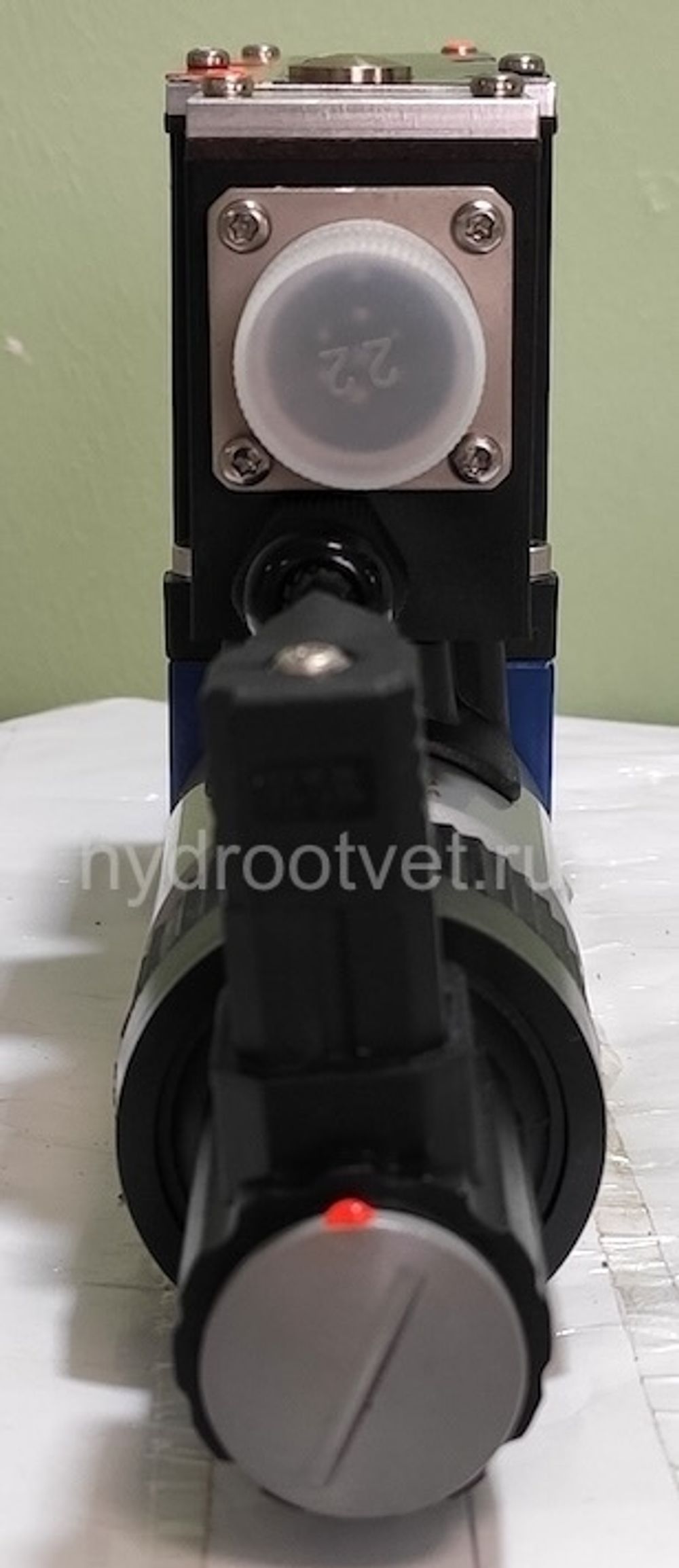 4WREE6W1-08-2X/G24K31/A1V - Пропорциональный распределитель с обратной связью по положению золотника со встроенным усилителем Ду6, A1 = ±10 В, номинальный расход 8 л/мин, схема W1-