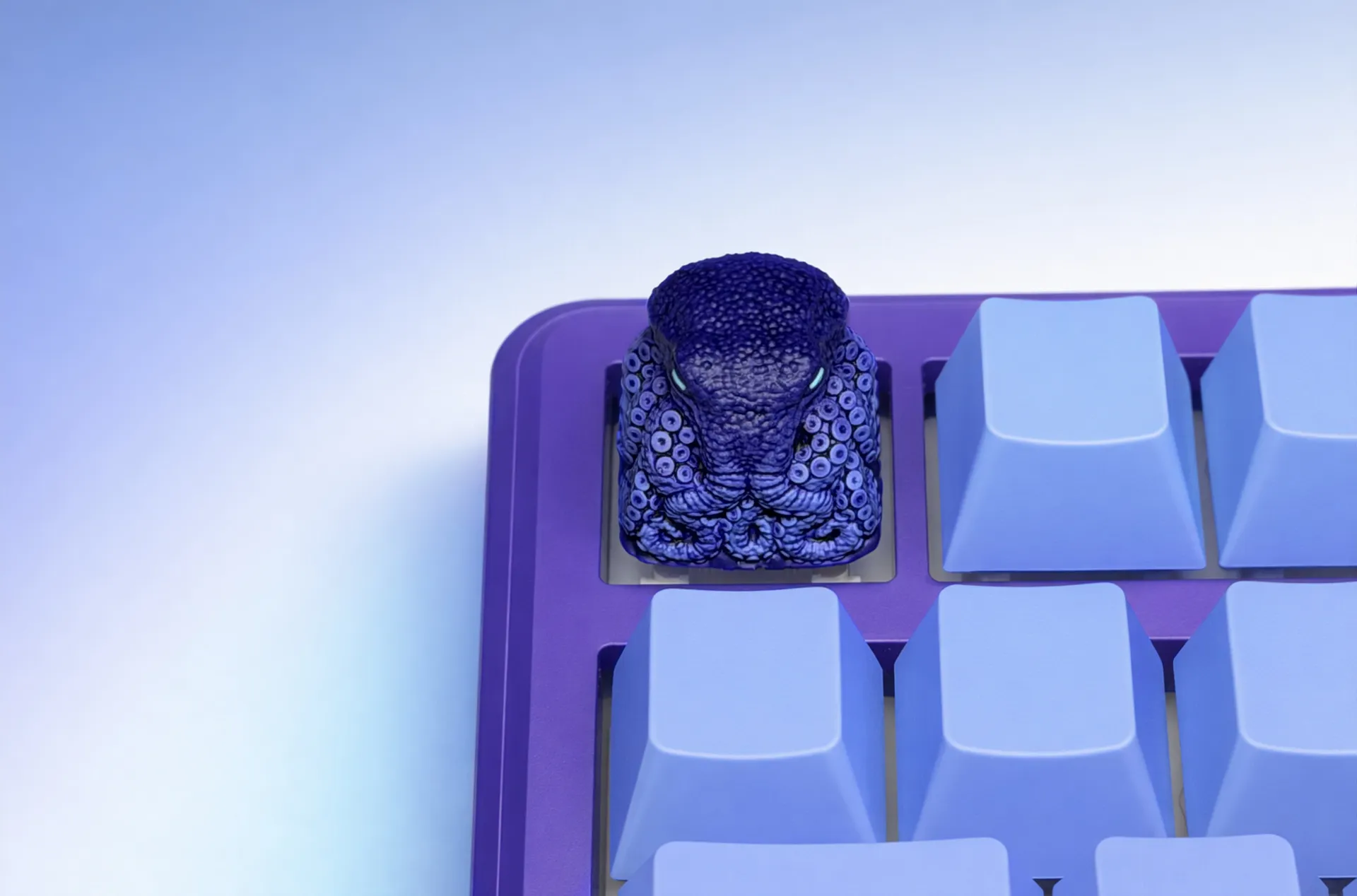 Клавиша XIIX «Octopus Indigo», фото на клавиатуре - ракурс 1