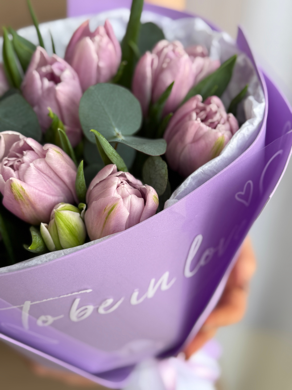 Роскошные пионовидные тюльпаны сиреневого оттенка в авторском оформлении от Флора Маркет