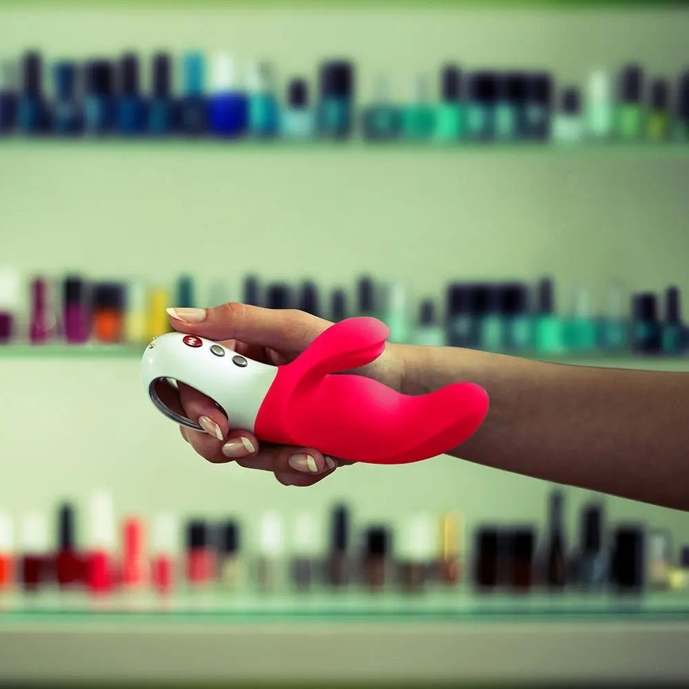 Ярко-розовый вибратор с клиторальным отростком MiSS Bi - 17 см. (Цвет: ярко-розовый)