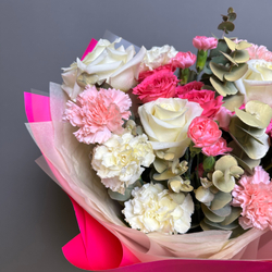 Букет 'Барби мини " розы кустовые ,диантус,эвкалипт