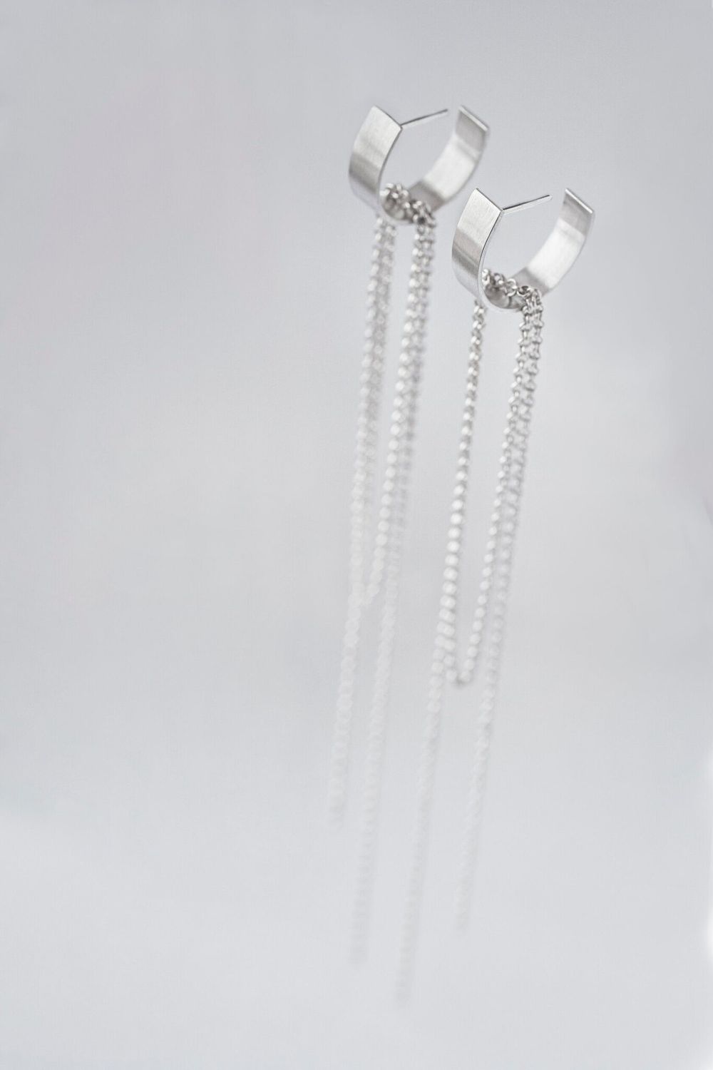 Моносерьга Полукруг с цепочками