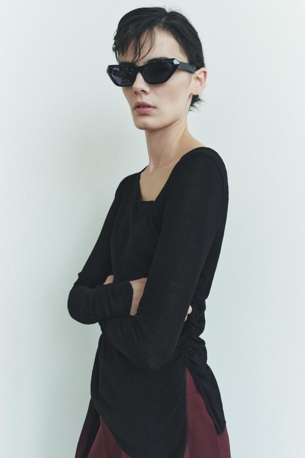 ZARA ТРИКОТАЖНЫЙ ТОП СО СБОРКАМИ ПО БОКАМ, ЧЕРНЫЙ