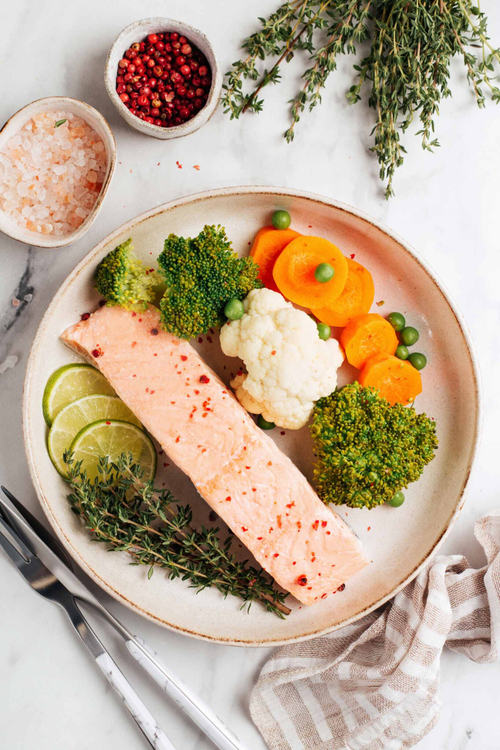 Горбуша-гриль с кабачками и домашней аджикой