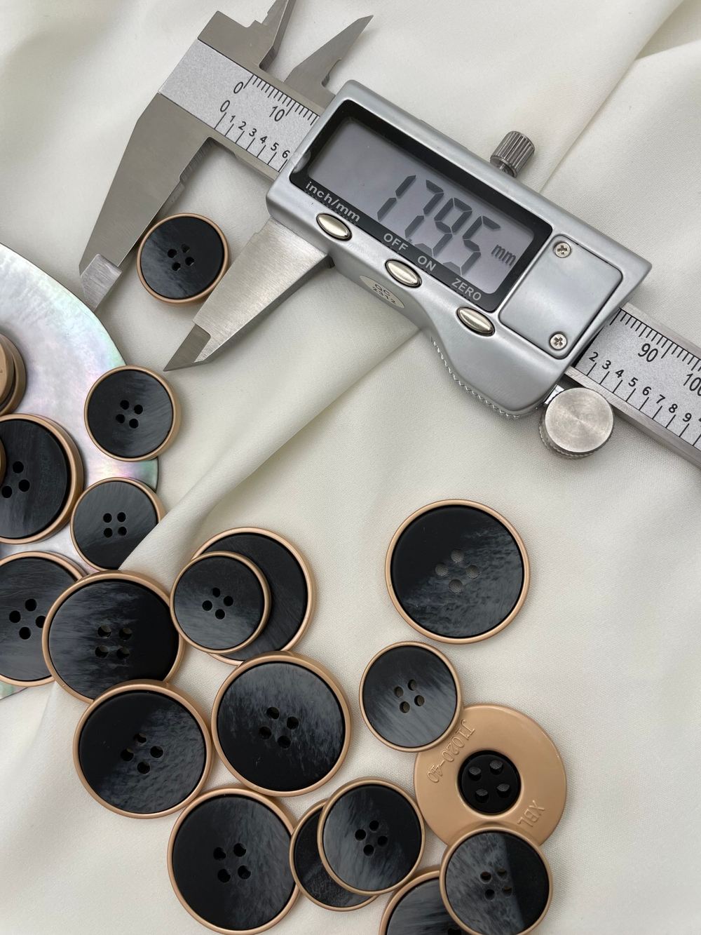 Пуговицы на прокол черные с серым градиентом в золотой металлической оправе