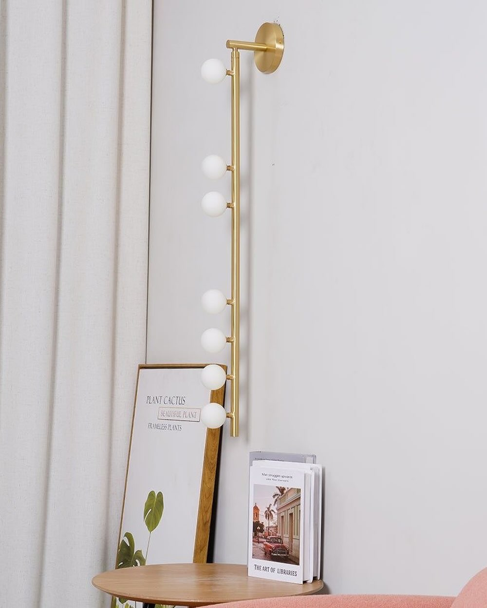 Вертикальное настенное бра в современном стиле