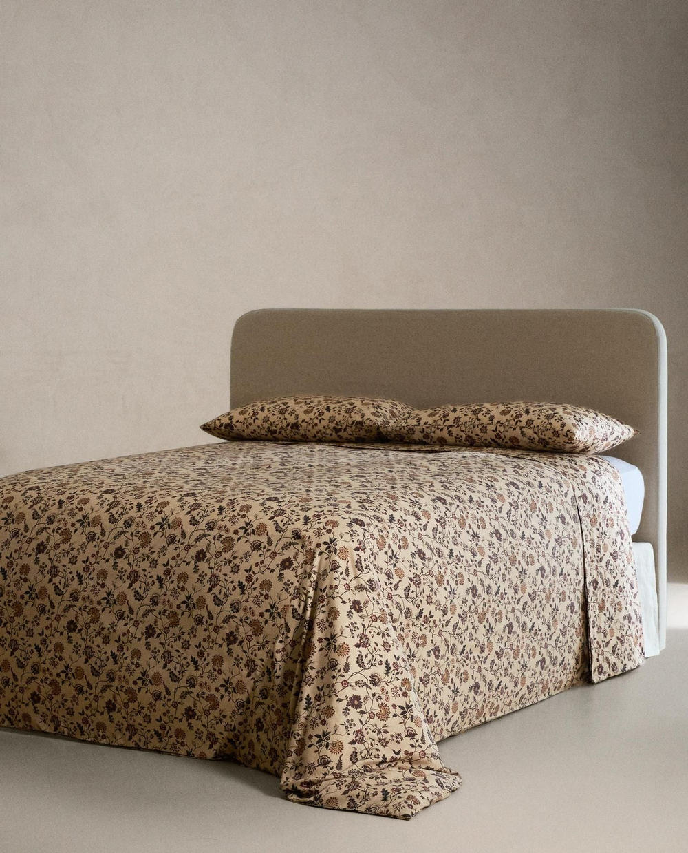 Zara Home - Атласная простыня с цветочным принтом, бежевый, 210x280 см