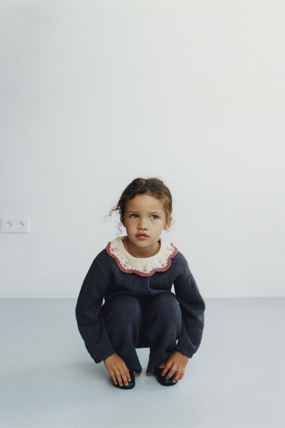 ZARA ТРИКОТАЖНЫЙ ДЖЕМПЕР С ВОРОТНИКОМ, СВЯЗАННЫМ КРЮЧКОМ, ВЫЦВЕТШИЙ СИНИЙ