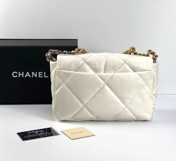 Сумка-конверт Chanel 19 среднего размера белый