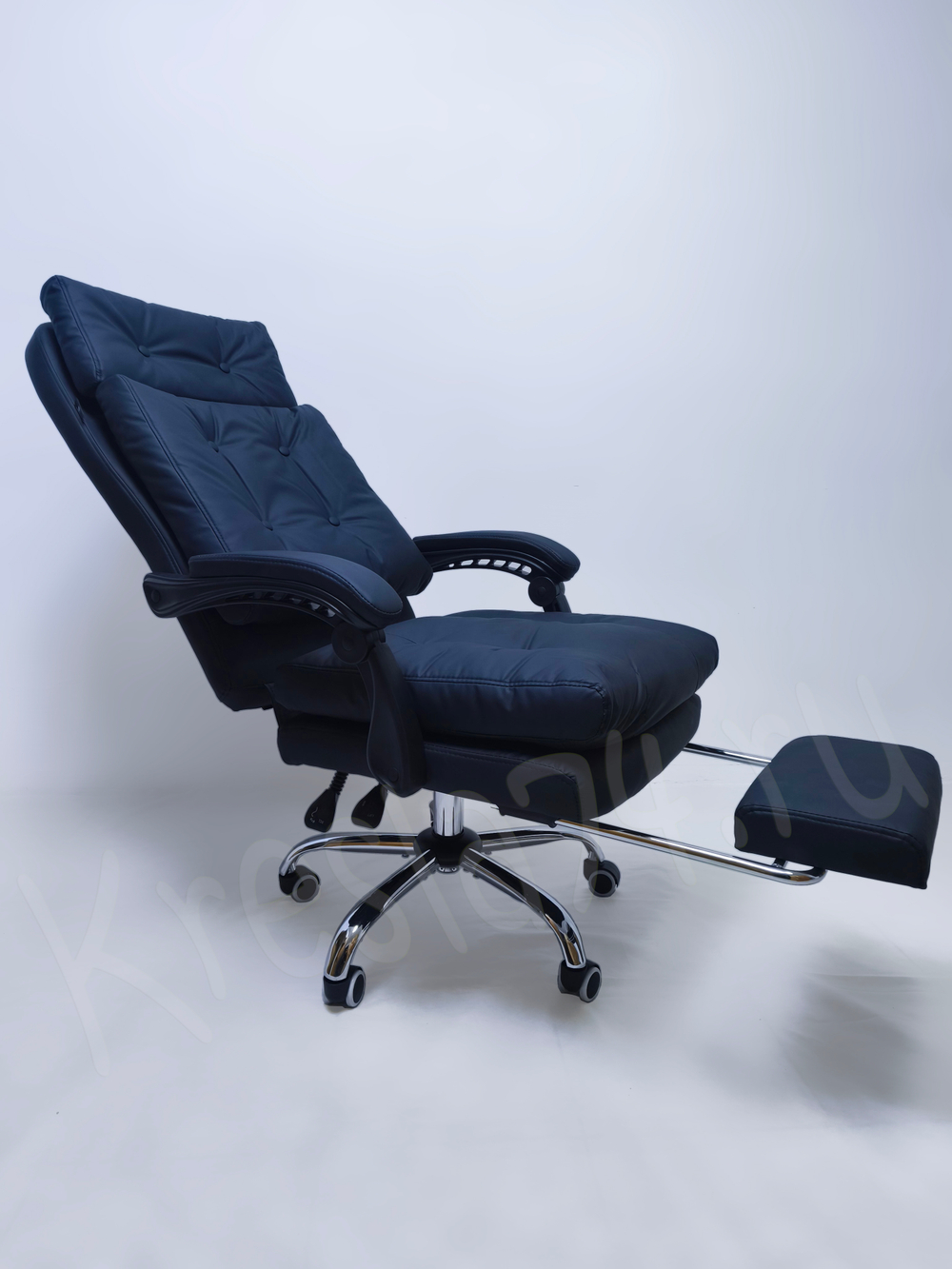 Кресло руководителя с подножкой. Цвет черный