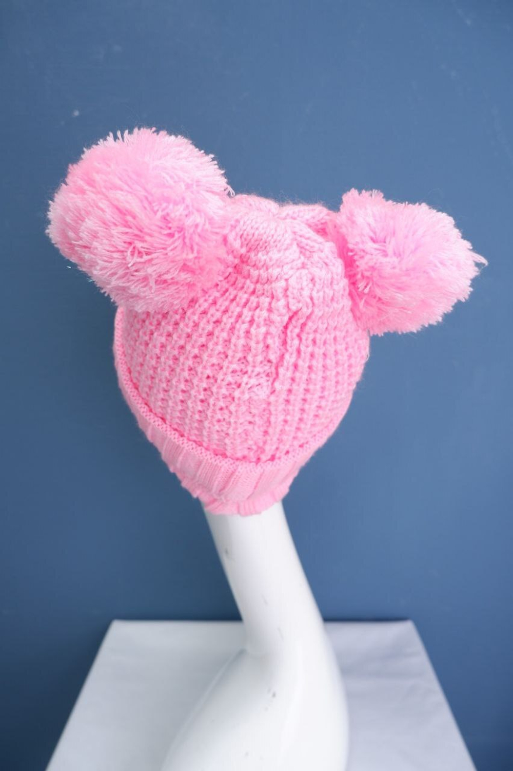 Шапка розовая с двумя помпонами