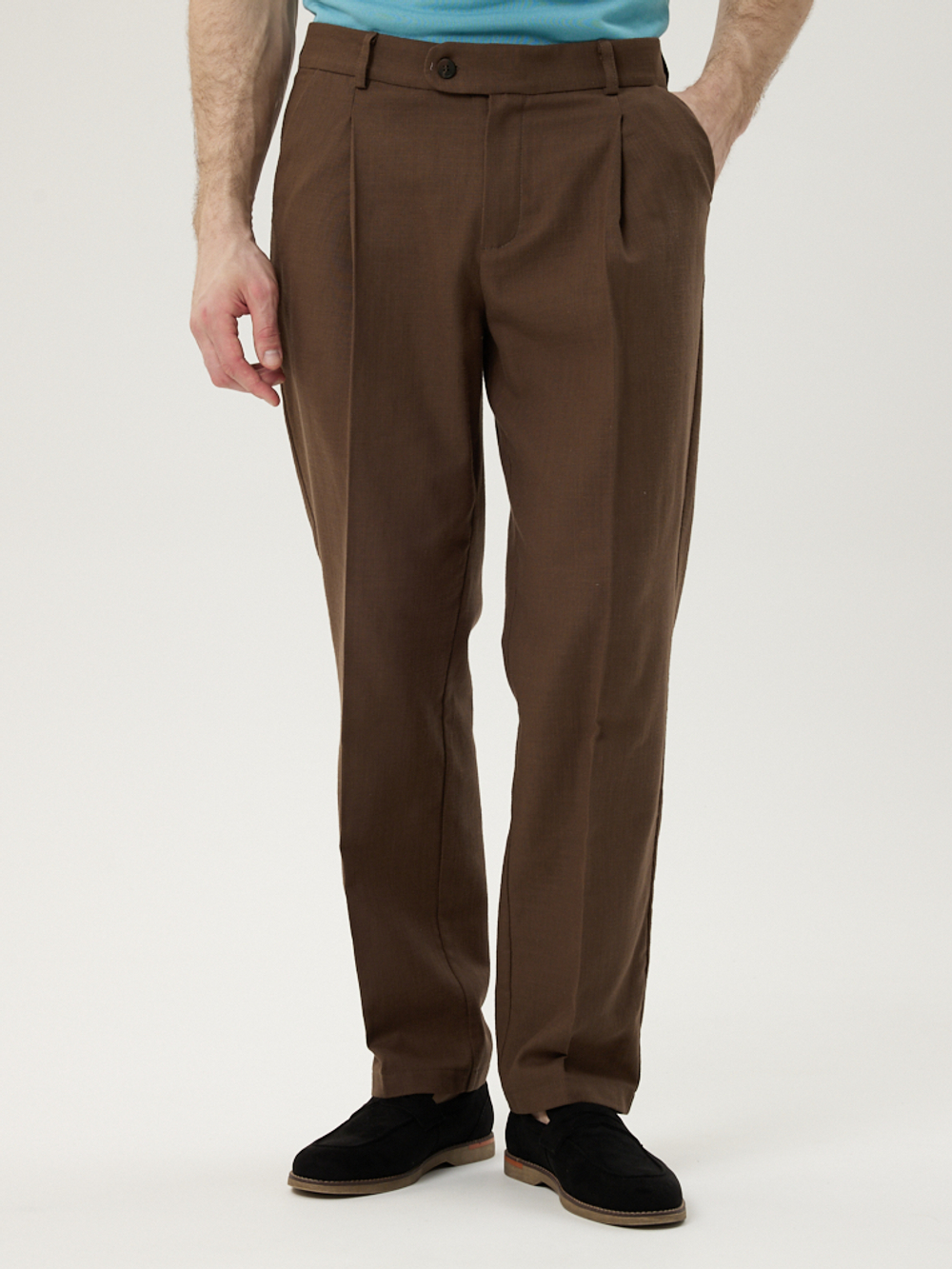 Брюки из хлопка с защипами коричневого цвета