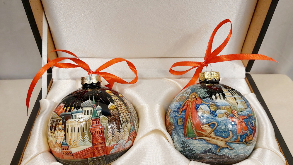 Набор новогодних шаров с полной росписью "Тройка" и  "Москва"