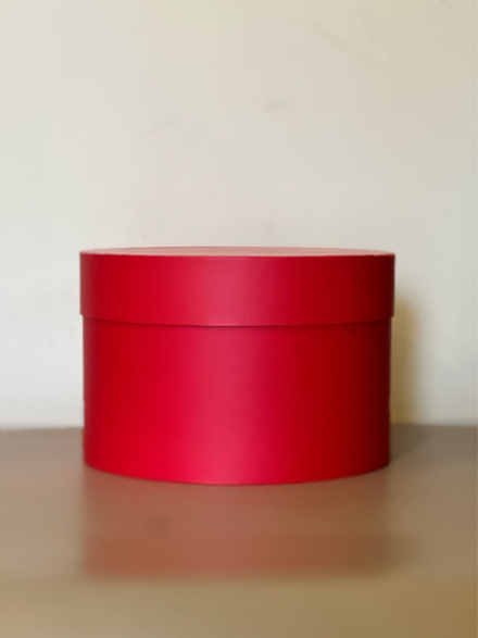 Короткая круглая коробка 22,5 см . Цвет:  Красная . Розница 350 рублей .