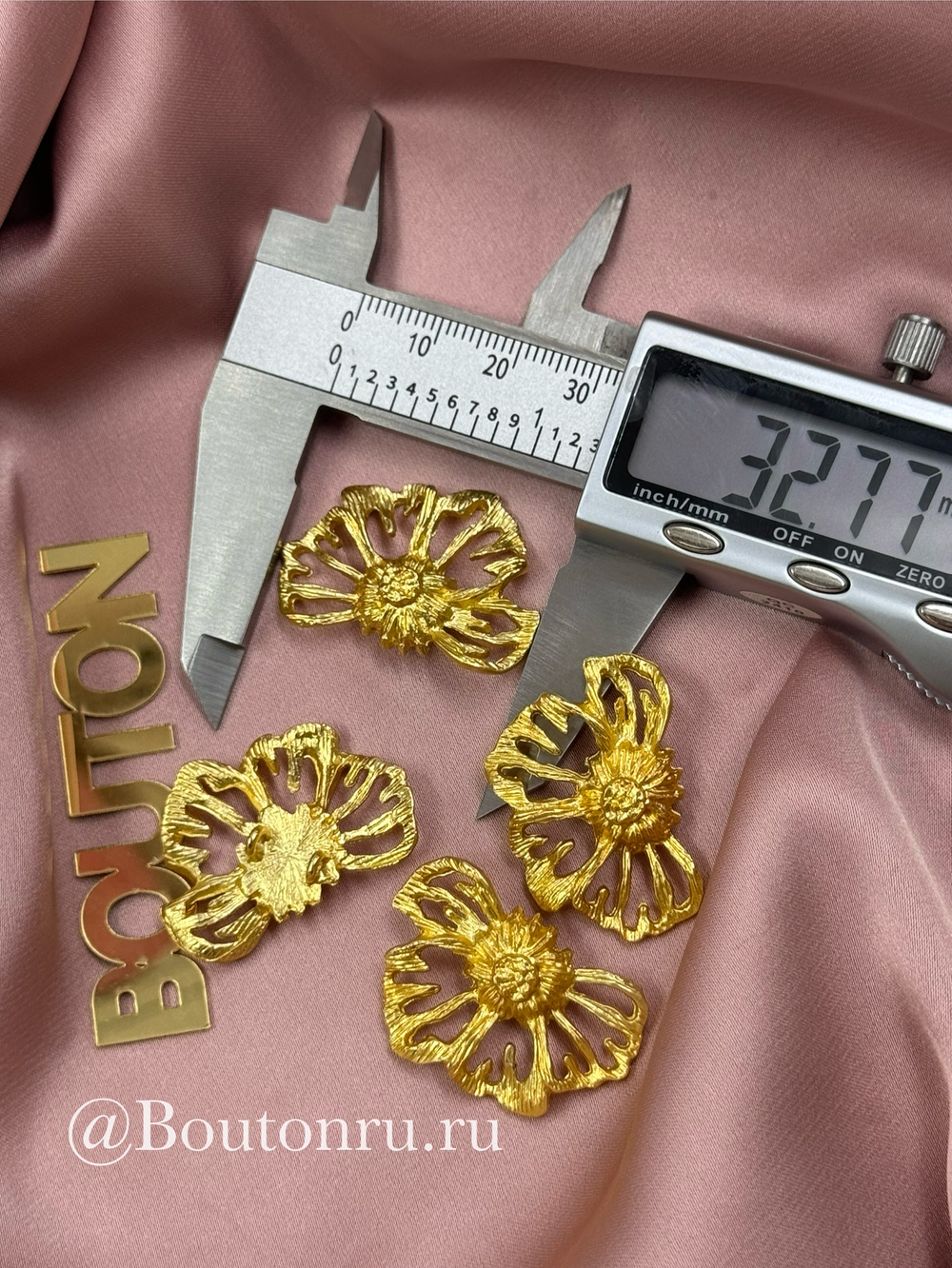 Пуговицы золотистые в форме половинки цветка на двух ножках