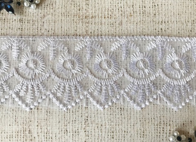 Вышивка на органзе, ш. 5,5 см.