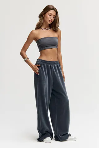 Широкие брюки на резинке из велюровой ткани графитового цвета