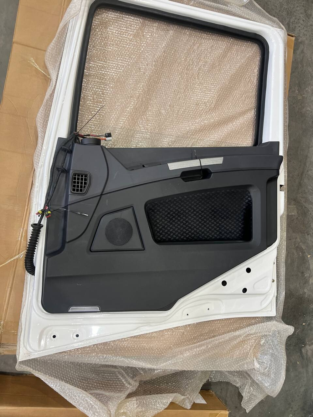 Дверь правая кабины белого цвета X3000 DZ14251210020