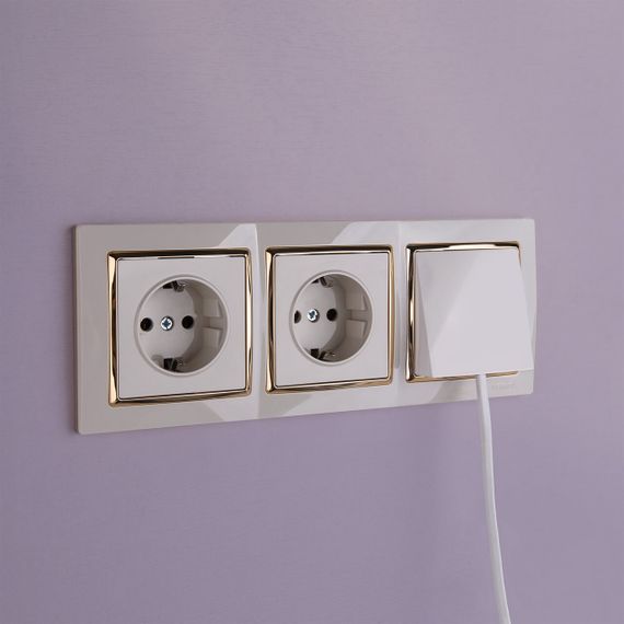 Рамка на 3 поста Werkel Snabb слоновая кость/золото W0031932 4690389160851