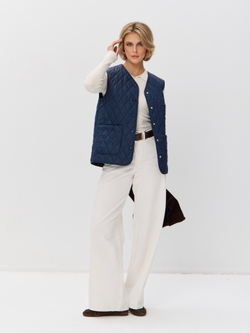 Легкий стеганый жилет с накладными карманами