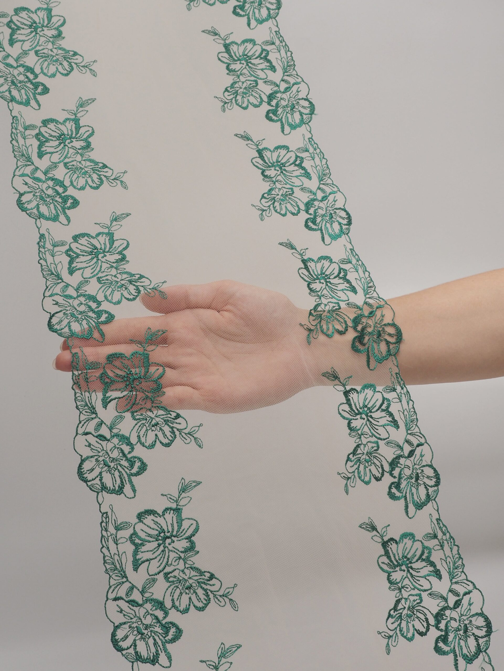 Вышивка на сетке телесная с зеленым неэластичная ширина 23 см