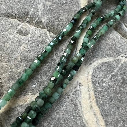 Изумруд. Камни для изделий на заказ. Цена зависит от вида заказанного изделия