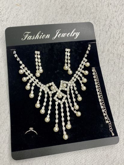 Комплект бижутерии (колье, серьги, браслет, кольцо)