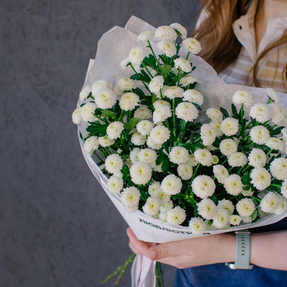 159. Воздушный стойкий моно-букет с хризантемой сантини