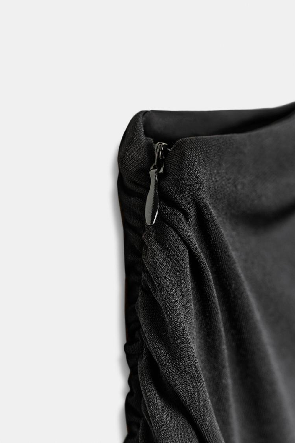 ZARA КОРОТКОЕ ПЛАТЬЕ СО СБОРКАМИ И БЛЕСКОМ, ЧЕРНЫЙ