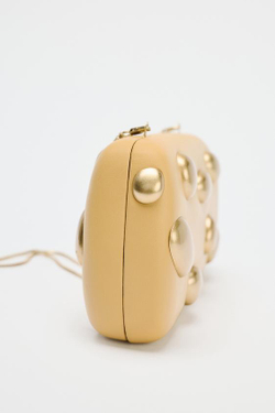 ZARA КЛАТЧ С МЕТАЛЛИЧЕСКИМИ АППЛИКАЦИЯМИ, ГОРЧИЧНЫЙ