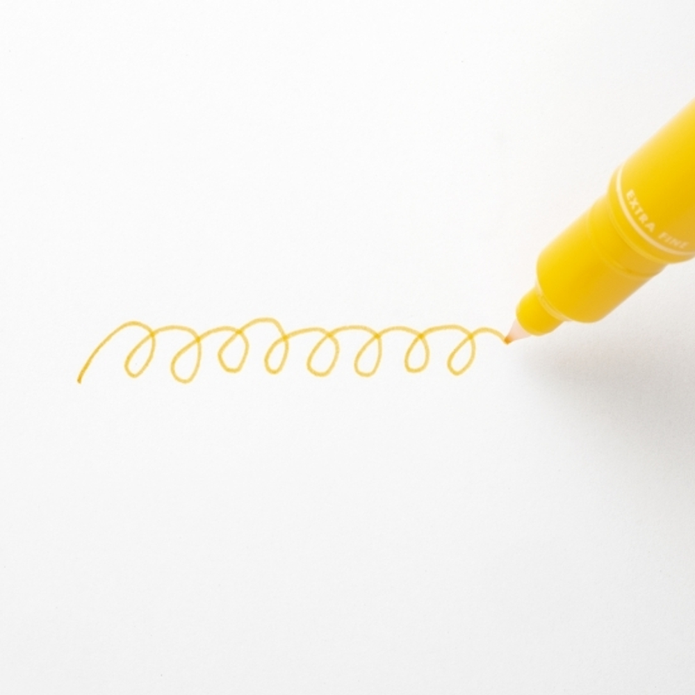 Жёлтый маркер Tombow Play Color Dot для Bullet Journaling. Два наконечника: тонкий 0,3 мм для письма, и круглый 5 мм типа-bullet для меток.