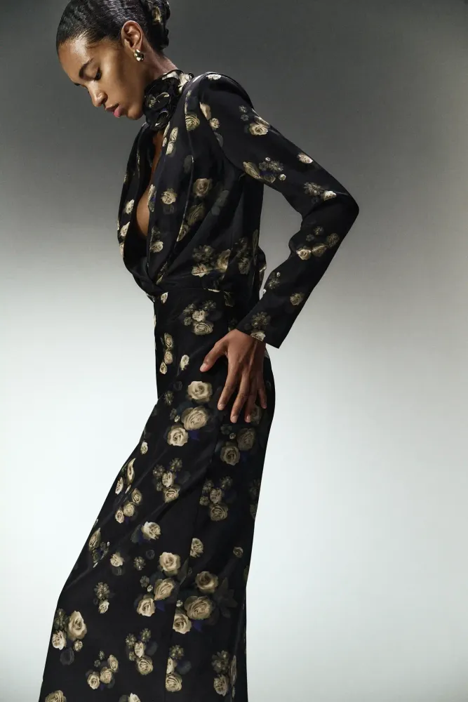 Jasmine midi, платье миди из черного крепдешина с крупным цветочным принтом