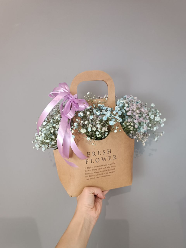 Композиция из голубой гипсофилы в сумочке