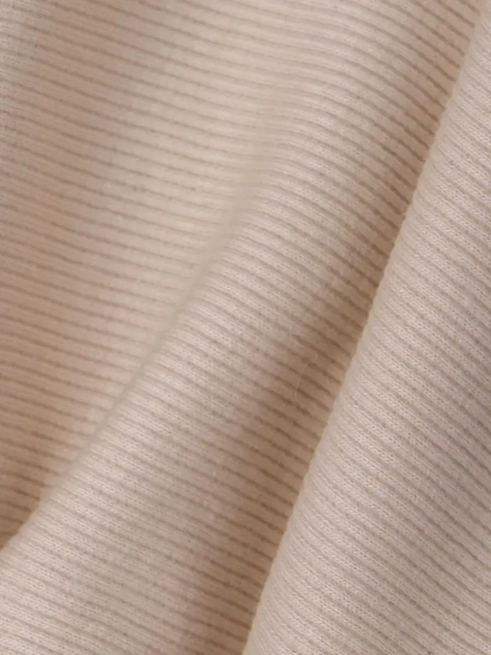 Шапка для девочки на осень с бусинами и снуд