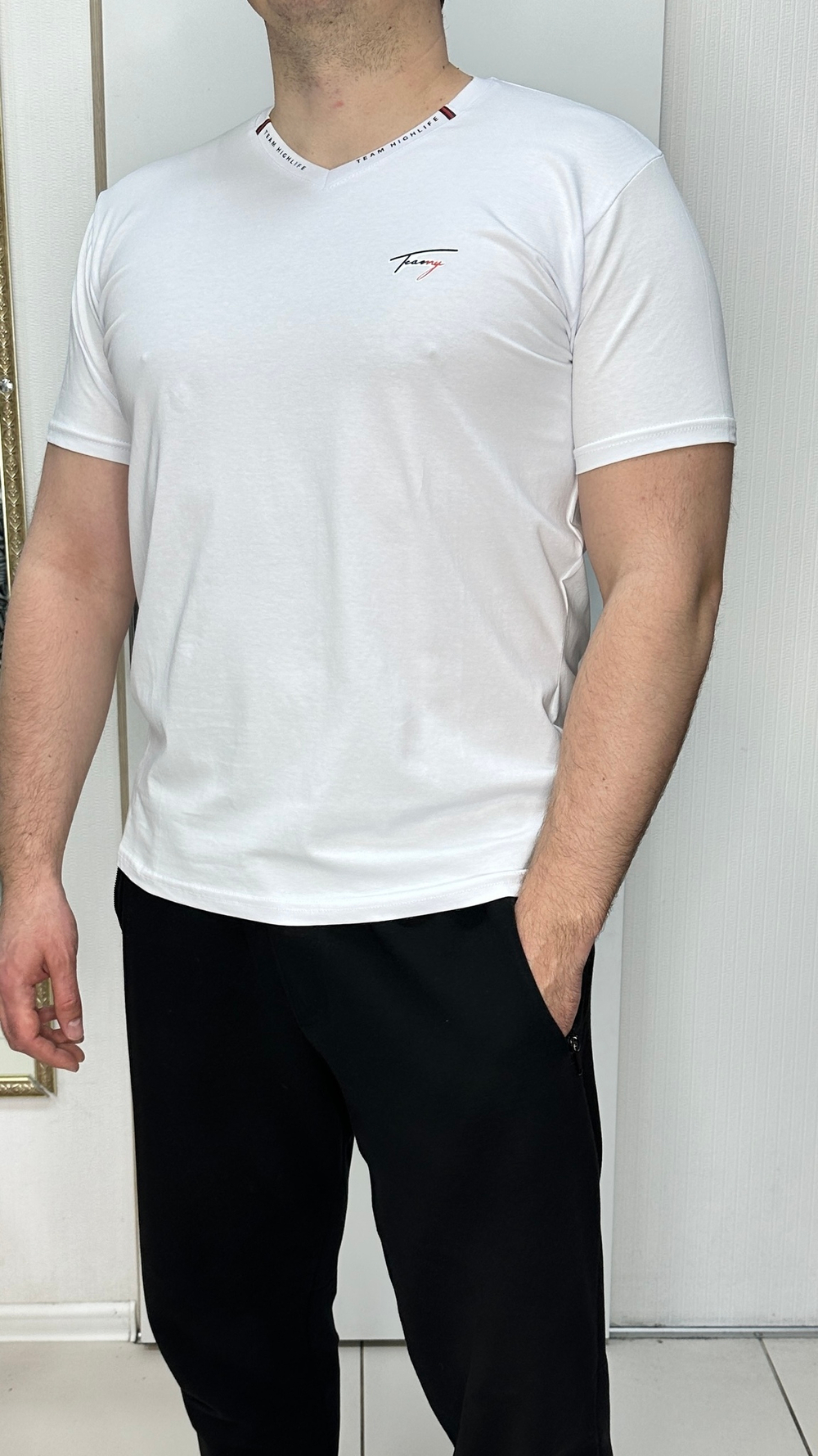 Белая мужская футболка с V-образным вырезом