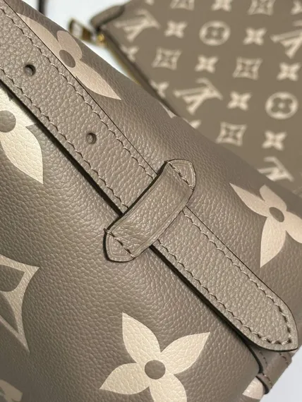 Сумка-хобо Louis Vuitton Carry All PM кремовая