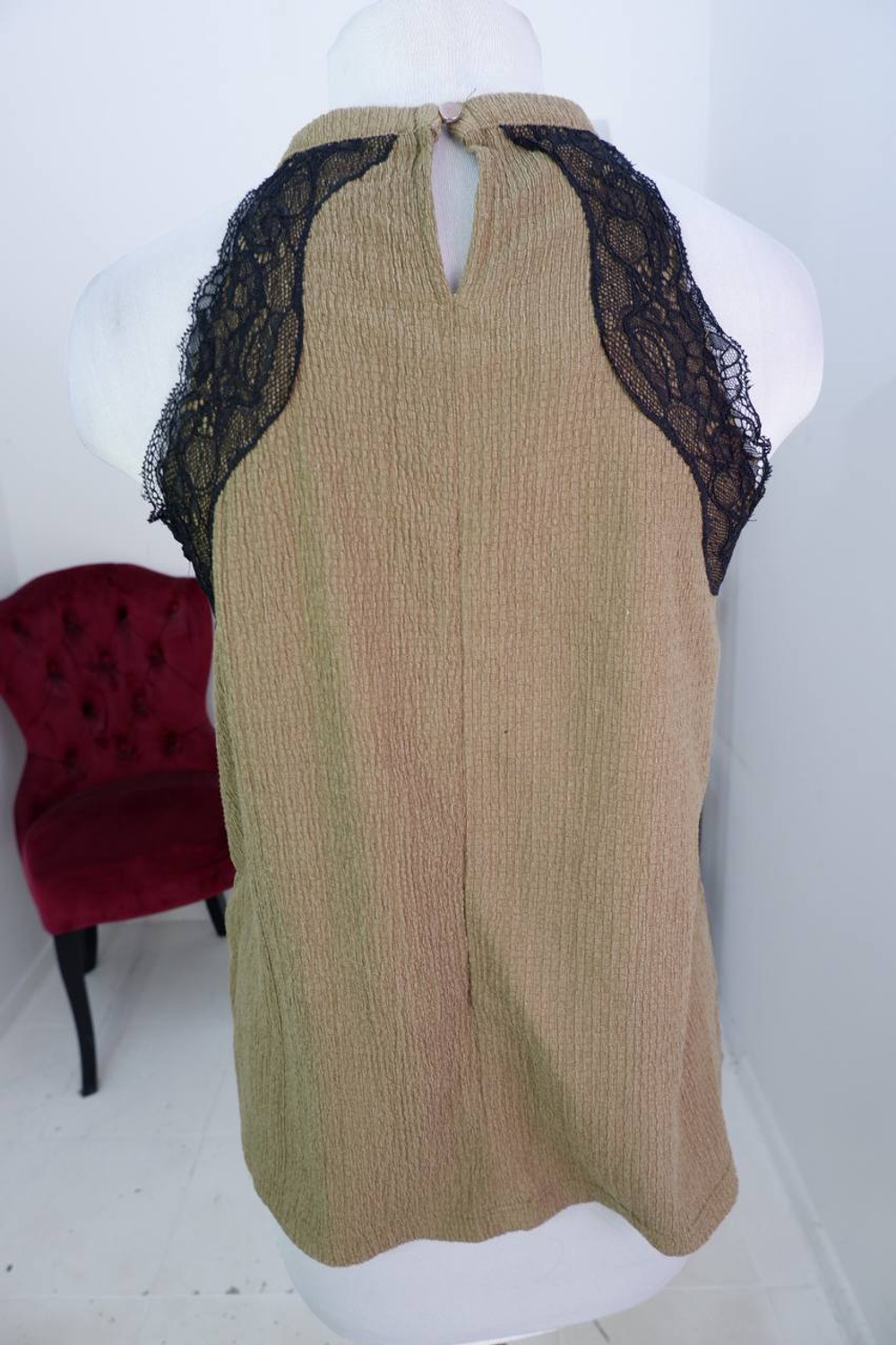 Топ с ажурной отделкой, визуально на 46/48 размер