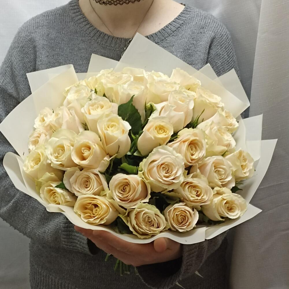 Букет из кремовых роз сорта "Шарман" 35 шт. в фоамиране