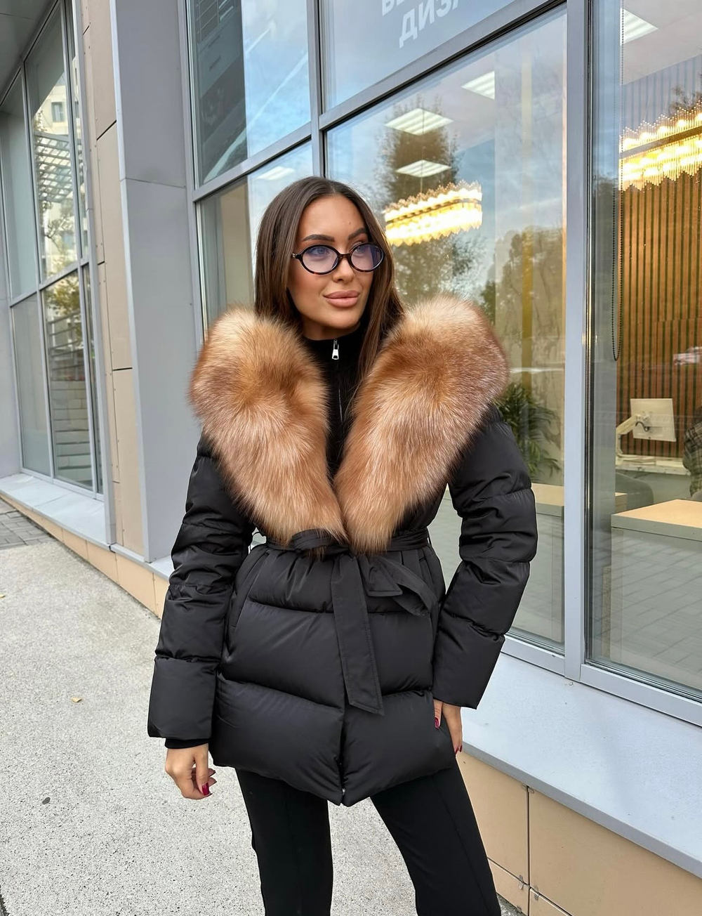 Пуховик в черном цвете с золотым мехом лисы 75см