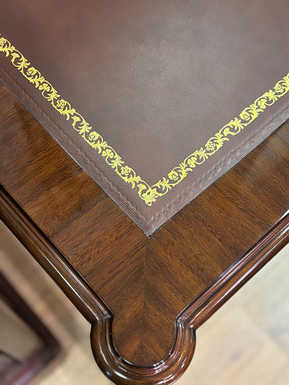 Письменный стол "Директор" с коричневой кожей