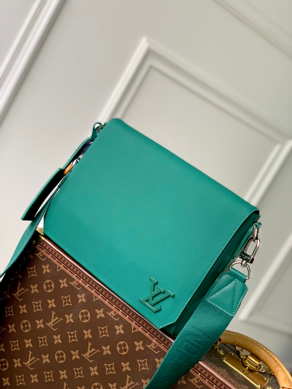 Louis Vuitton Takeoff Messenger