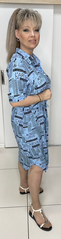 Платье-рубашка с пояском и газетным принтом