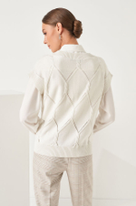 22850 Жилет женский (молочный)