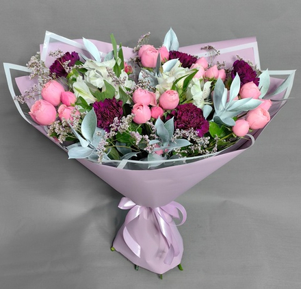 Букет с диантусами и кустовыми пионовидными розами "Силва Пинк"