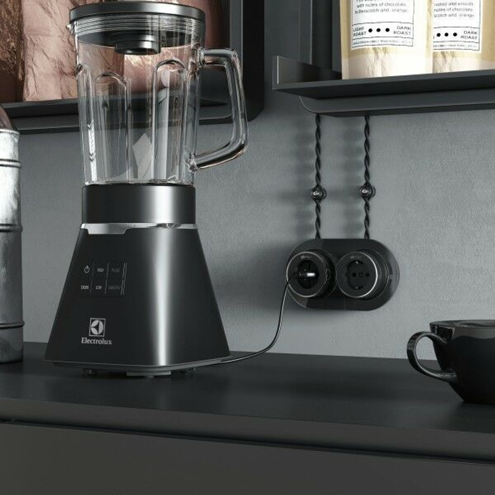 Розетка с заземлением чёрный матовый/хром