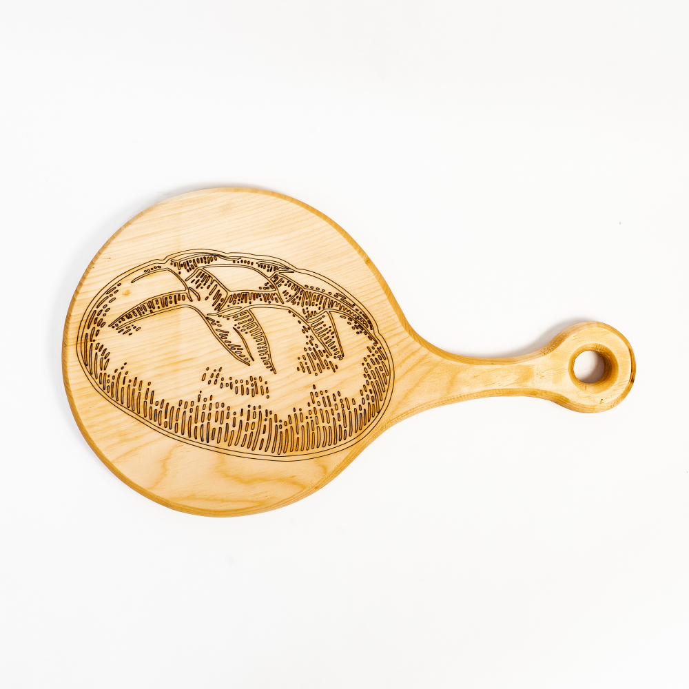 Деревянная разделочная доска из древесины сибирского кедра для хлеба с гравировкой RD46