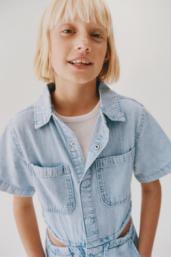 ZARA ДЖИНСОВЫЙ КОМБИНЕЗОН С ДЕКОРАТИВНЫМИ ВЫРЕЗАМИ, СИНИЙ