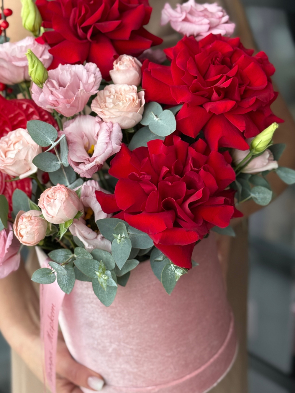 Роскошное сочетание красных французских роз, эустомы, пионовидных кустовых роз и декоративной зелени в композиции от Флора Маркет